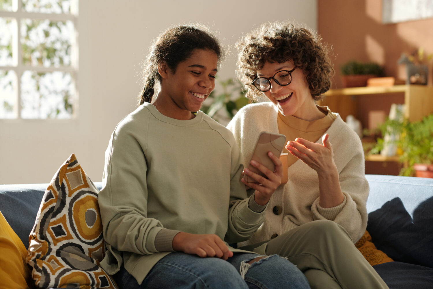 Mom and teen daughter talking about how to set screen time rules